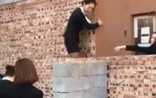 拉人起床恶搞视频，拉人起床恶搞视频大全